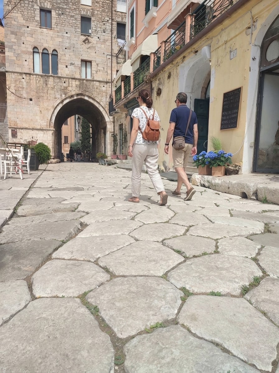 Via Appia verso il mare — Terracina e Minturno